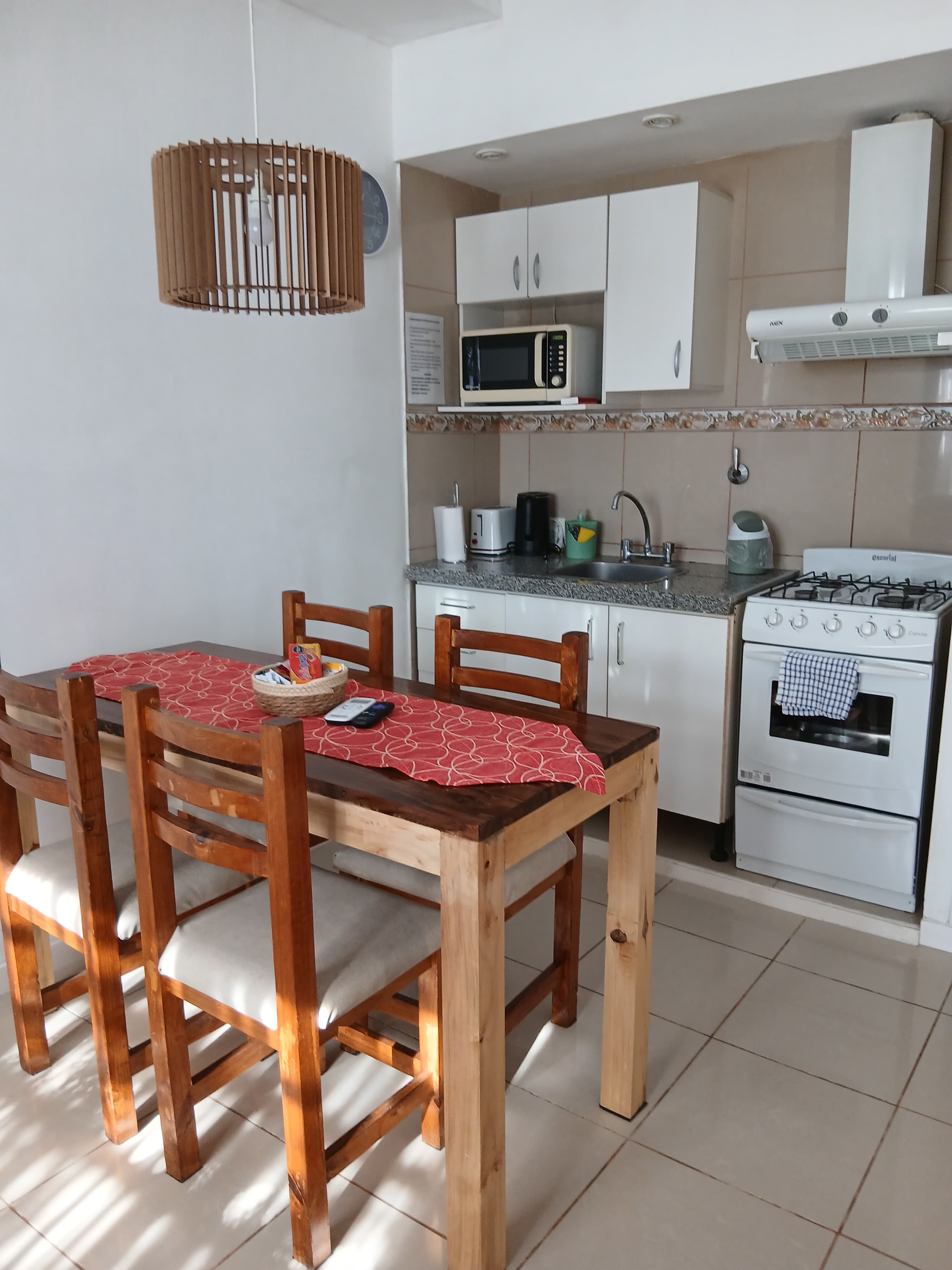 Cocina y comedor del departamento Anika Suites en Olavarría